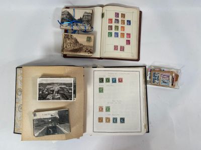 trois livres ouverts posés sur une table blanche recouverte de timbres