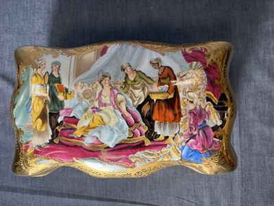 une boîte décorative ornée d'une peinture sur fond bleu