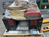 un homme debout à côté d'une pile de cartons posée sur une palette
