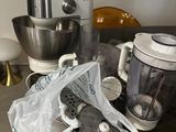 un mixeur et un mixeur posé sur une table