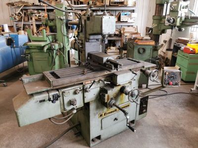 une machine placée au milieu d'une pièce