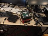 un bureau sur lequel se trouvent un ordinateur, un clavier, une souris et d'autres appareils électroniques