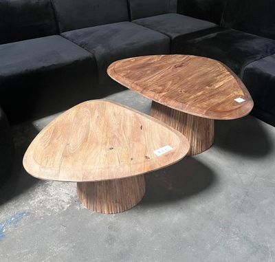 deux tables posées à même le sol en béton