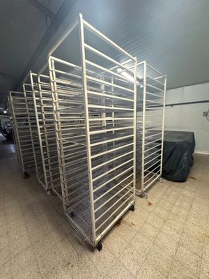 de nombreuses étagères remplies de nourriture qui se trouvent dans une pièce