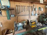 un établi avec de nombreux outils