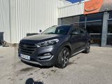 une voiture noire garée devant un bâtiment devant un bâtiment