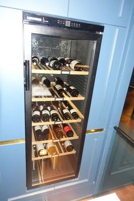 SUR DESIGNATION : Une armoire vitrée cave à vin électrique L…