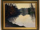 une peinture à l'huile représentant une rivière avec des arbres en arrière-plan