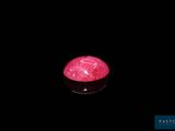 des tourmalines roses dans un bol noir posé sur une surface noire