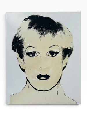 une image représentant une peinture en noir et blanc du visage d'une femme