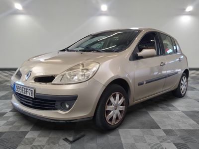 la photo d'une voiture beige garée dans un garage