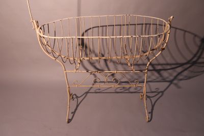 un panier en métal posé sur une table