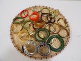 de nombreux anneaux de différentes couleurs posés dans un panier sur une table
