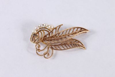 Broche en or jaune 750 ‰ à décor de circonvolutions et de fe… - Photo 1