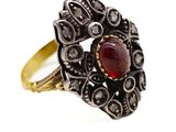 l'image d'une bague contenant une pierre rouge