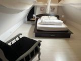 une chambre avec un lit et une chaise