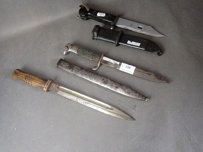 quatre types de couteaux différents sur la table