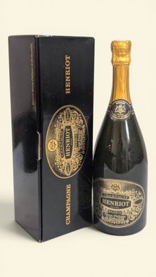 une bouteille de champagne posée à côté d'une boîte