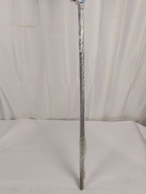 un vase en argent orné d'une fleur bleue, posé sur une table blanche