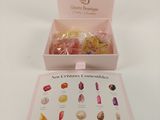 une boîte de bonbons posée sur la table