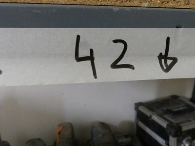 un gros plan sur un chiffre posé sur une étagère dans une pièce