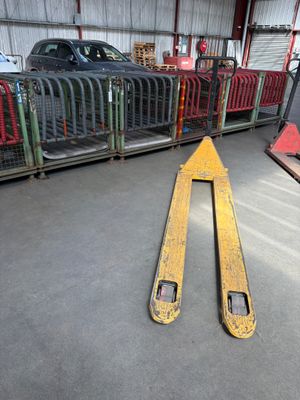 une paire de skis posée par terre dans un entrepôt