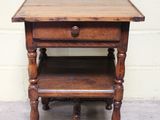 une petite table en bois avec un tiroir