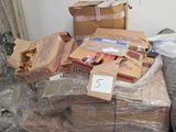 un tas de cartons et d'autres objets par terre