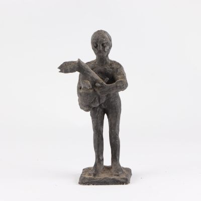 statue d'un homme tenant une guitare sur fond blanc