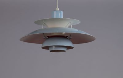 a light that is hanging from the ceiling in the room
