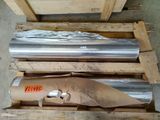 plusieurs rouleaux de papier d'aluminium posés sur une palette en bois