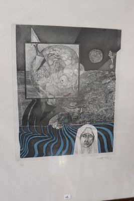 un tableau représentant une femme vêtue d'une robe blanche et une photo en noir et blanc d'un homme