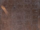 une photo d'une grande plaque métallique sur laquelle figurent des inscriptions