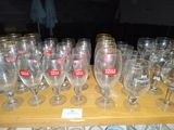 de nombreux verres à vin vides posés sur une table, avec une étiquette de prix