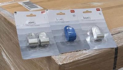 trois colis posés sur une palette