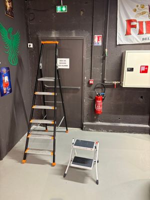 une photo d'une pièce avec une échelle et un extincteur