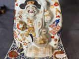 une image représentant une figurine de femme tenant un panier