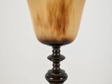 un verre avec un pied en bois sur fond blanc