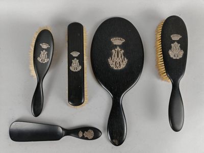 NECESSAIRE de TOILETTE en ébène orné d'un monogramme sommé d…
