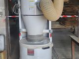 une machine qui se trouve à l'intérieur d'un bâtiment