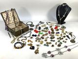 de nombreux bijoux posés sur une surface blanche