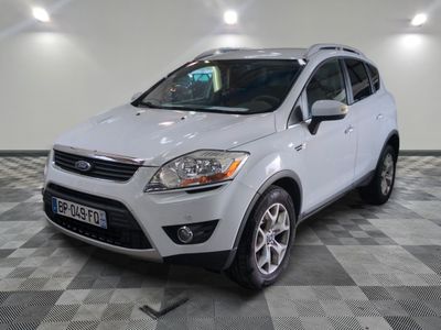 le ford kuga blanc est garé sur un carrelage en damier