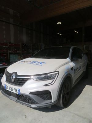 la photo d'une voiture blanche garée dans un garage