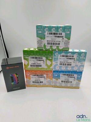 plusieurs boîtes de cigarettes sont empilées les unes sur les autres