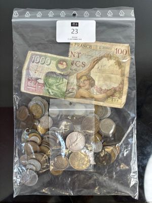 un sac rempli de pièces posé sur une table