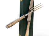 deux fourchettes et un couteau dans un étui vert