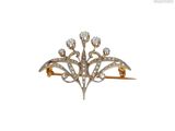 Gros plan sur une broche en or et diamants