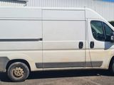 une camionnette blanche garée dans un parking