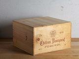 une boîte en bois avec une étiquette posée sur une table
