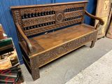 un banc en bois posé devant un rideau bleu